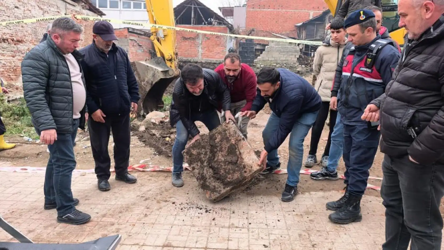 Temel için kazılan yerden tarihi mezar kalıntıları çıktı