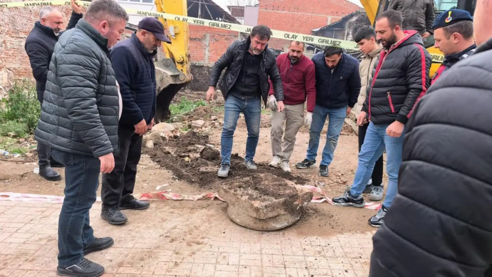 Temel için kazılan yerden tarihi mezar kalıntıları çıktı