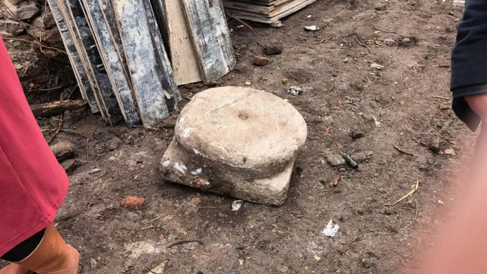 Temel için kazılan yerden tarihi mezar kalıntıları çıktı