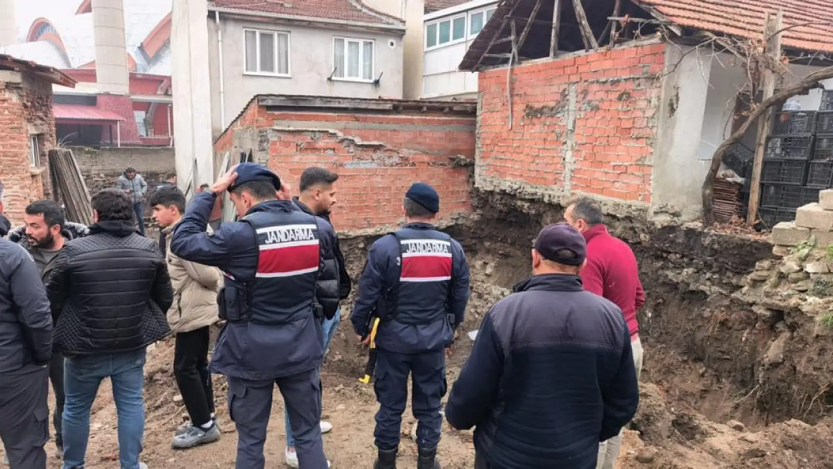 Temel için kazılan yerden tarihi mezar kalıntıları çıktı