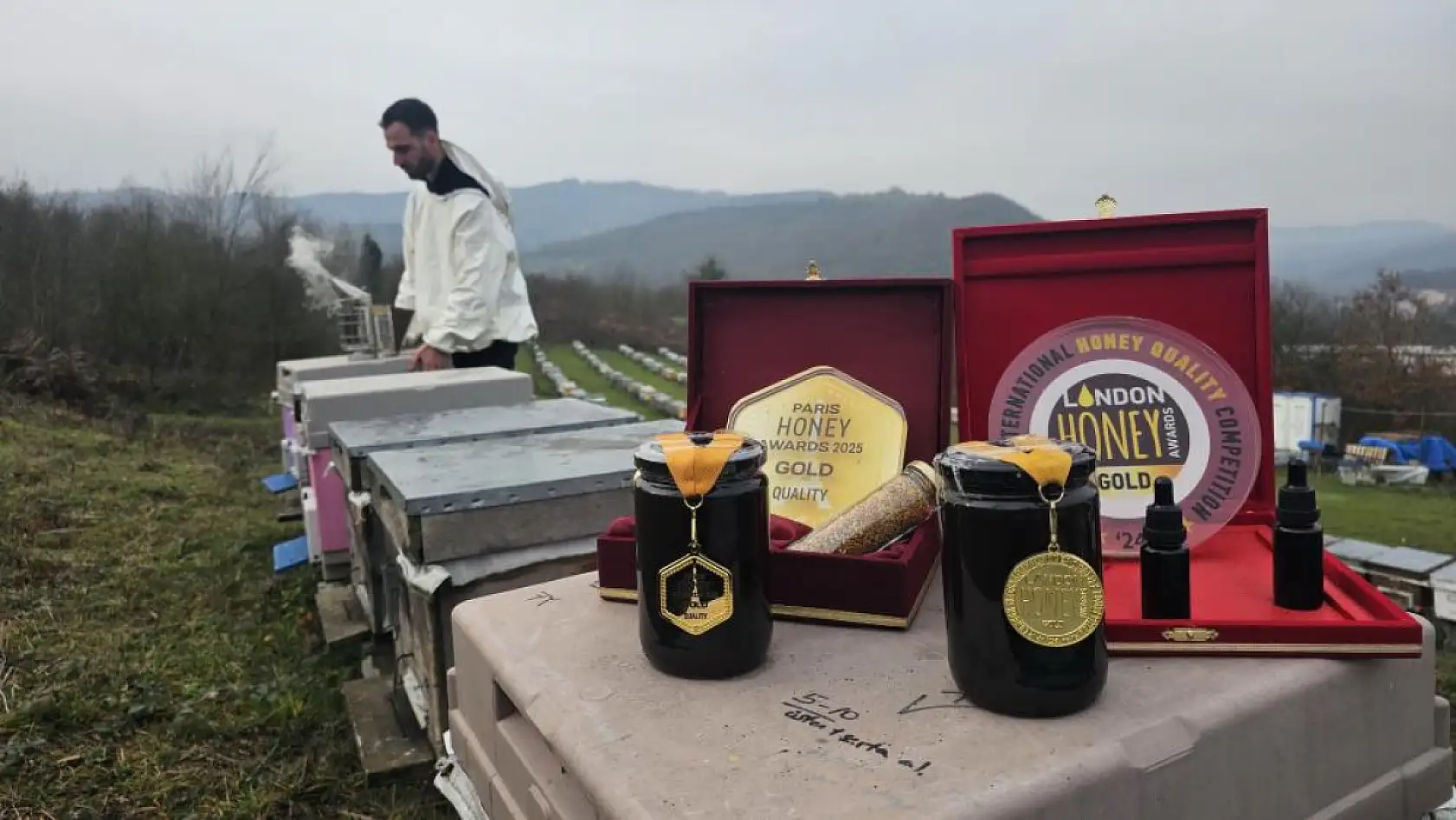 Dededen gelen arıcılığı profesyonelleştirdi, ürettiği bal dünyada zirveye çıktı