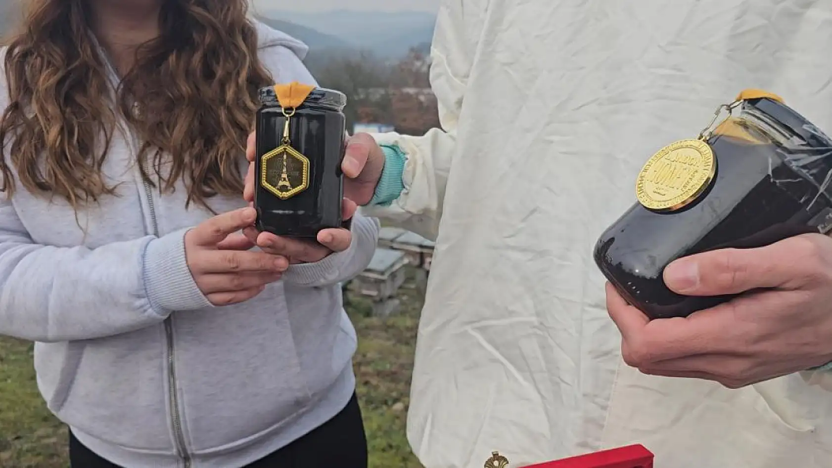 Dededen gelen arıcılığı profesyonelleştirdi, ürettiği bal dünyada zirveye çıktı