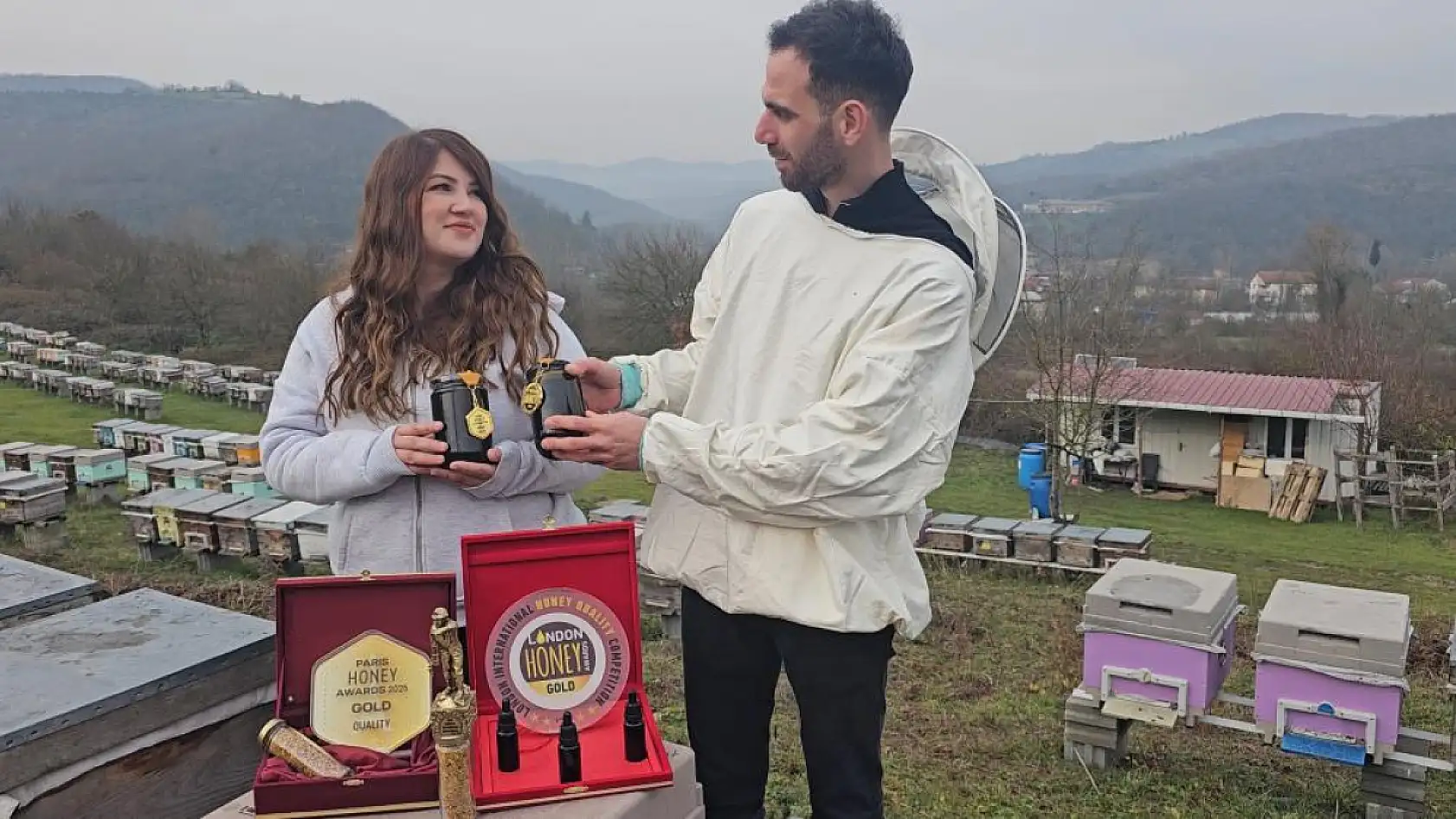 Dededen gelen arıcılığı profesyonelleştirdi, ürettiği bal dünyada zirveye çıktı
