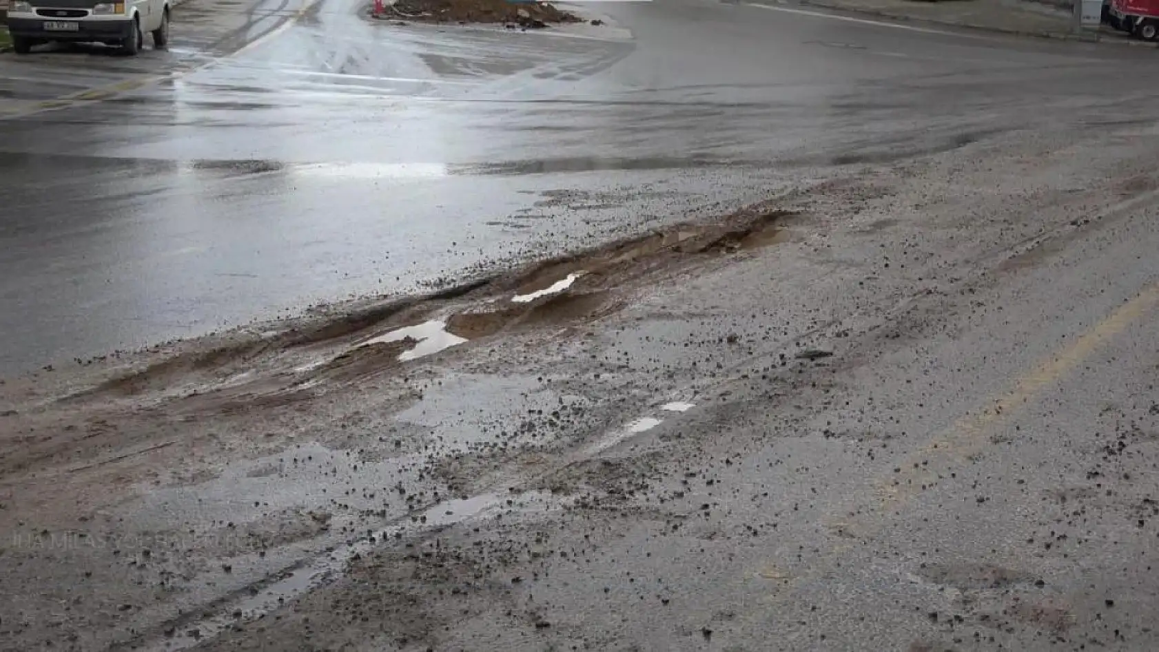 Milas'ta yağış sonrası yollar çamura döndü