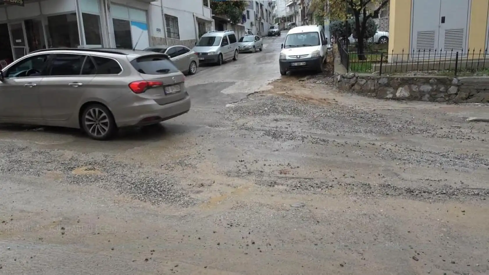 Milas'ta yağış sonrası yollar çamura döndü