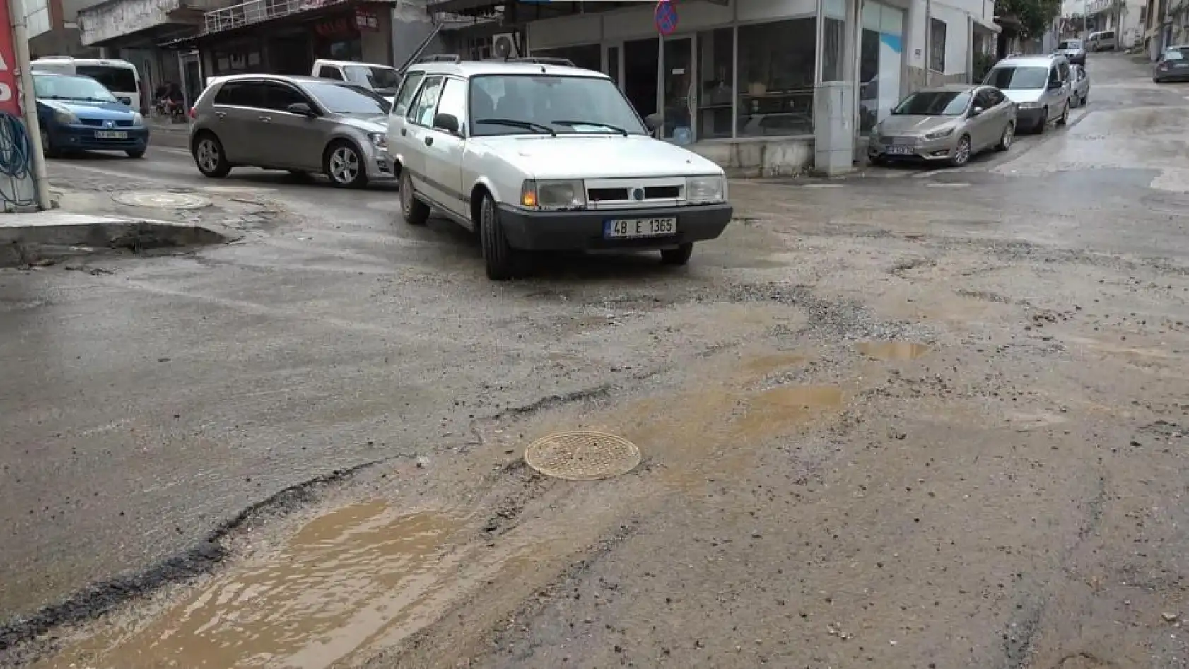 Milas'ta yağış sonrası yollar çamura döndü