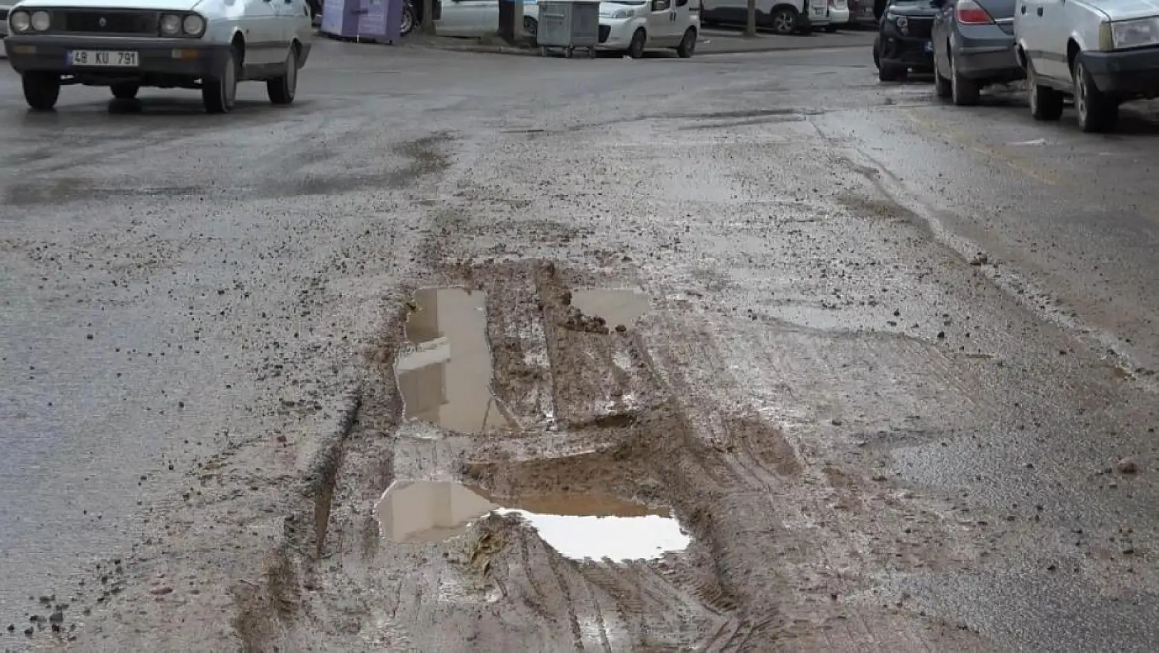 Milas'ta yağış sonrası yollar çamura döndü