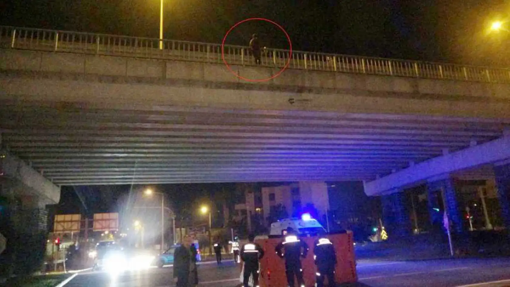 Köprüye çıkan kadını polis ölümün ucundan aldı, izleyenlerin arasından çıkan sözler pes dedirtti