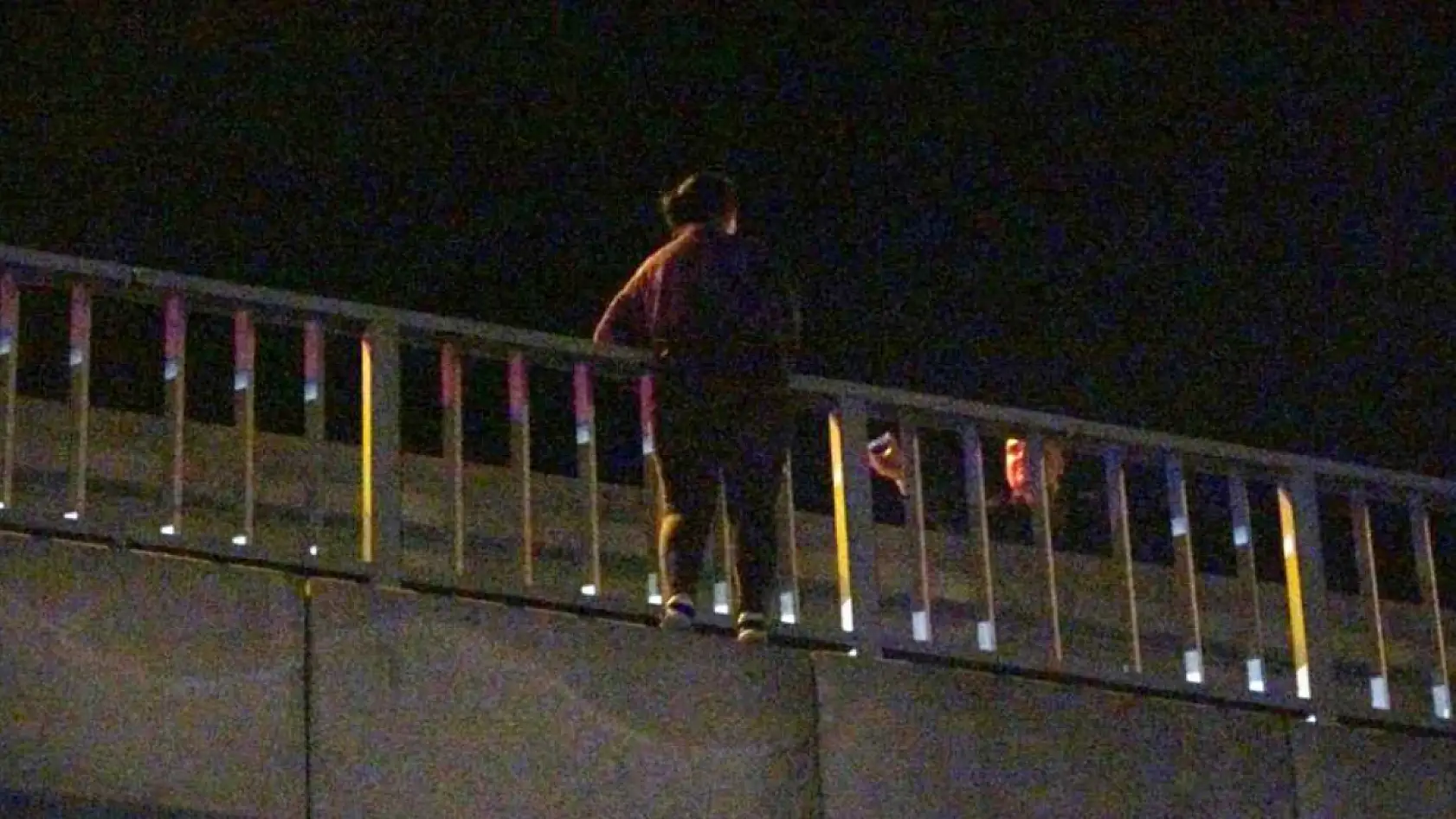 Köprüye çıkan kadını polis ölümün ucundan aldı, izleyenlerin arasından çıkan sözler pes dedirtti