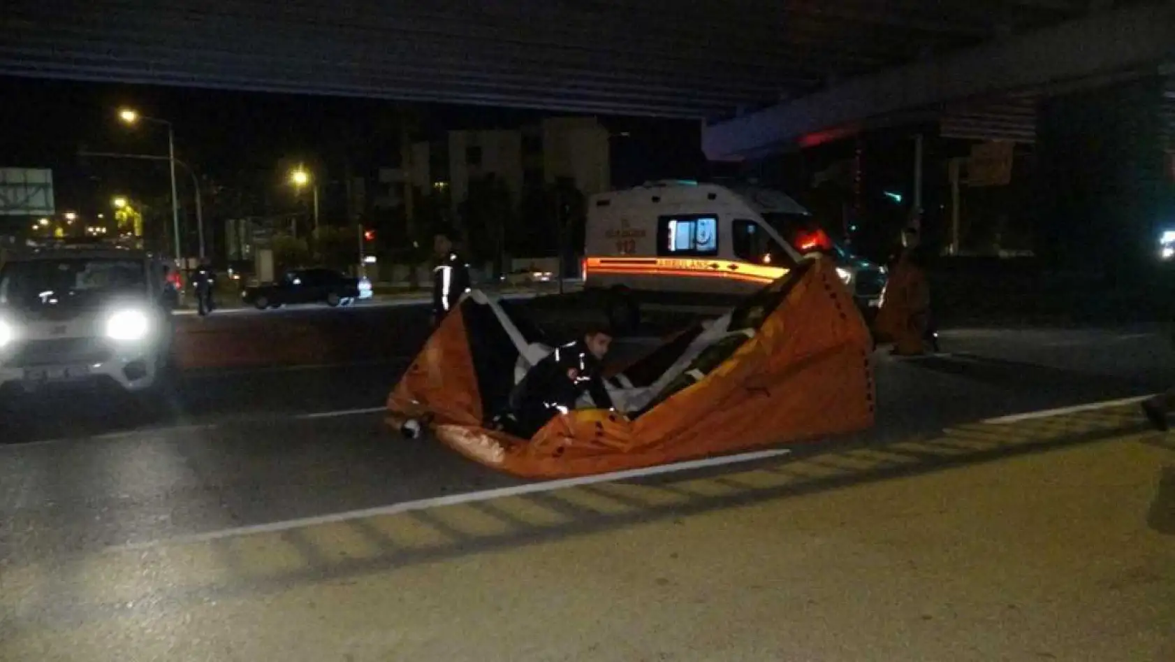 Köprüye çıkan kadını polis ölümün ucundan aldı, izleyenlerin arasından çıkan sözler pes dedirtti