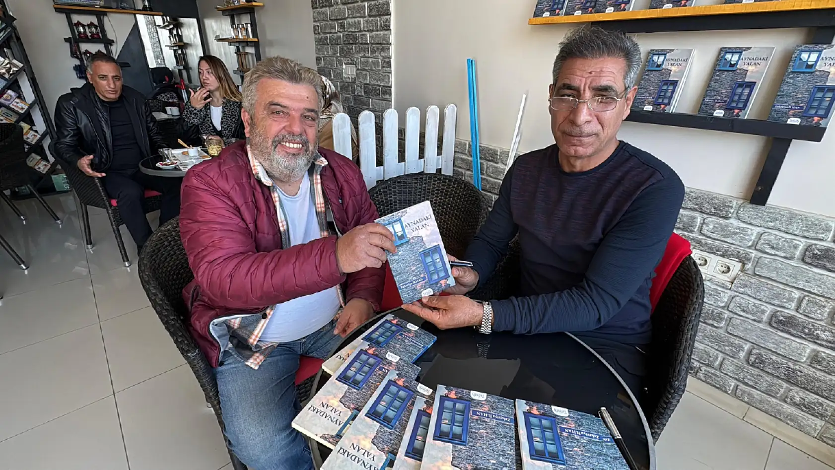 Bodrum'da emekli polis memurundan şiir kitabı imza gününe yoğun ilgi