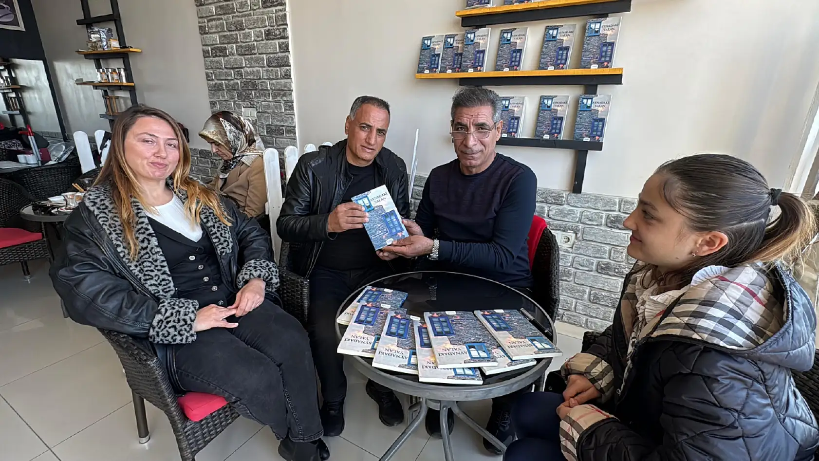 Bodrum'da emekli polis memurundan şiir kitabı imza gününe yoğun ilgi