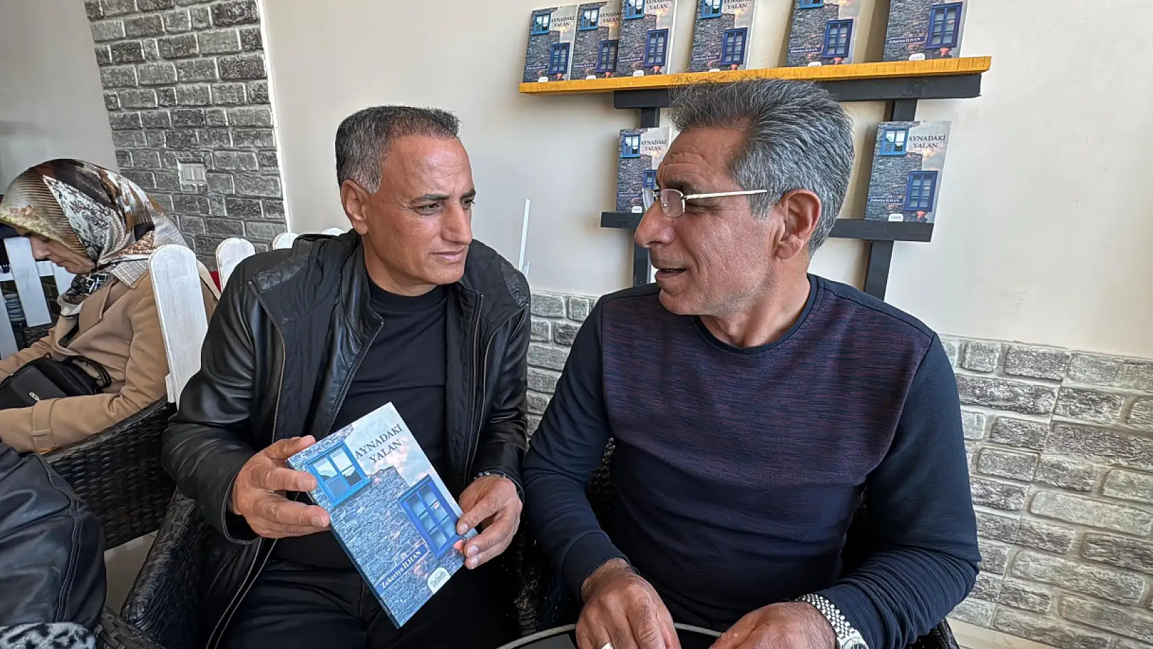 Bodrum'da emekli polis memurundan şiir kitabı imza gününe yoğun ilgi