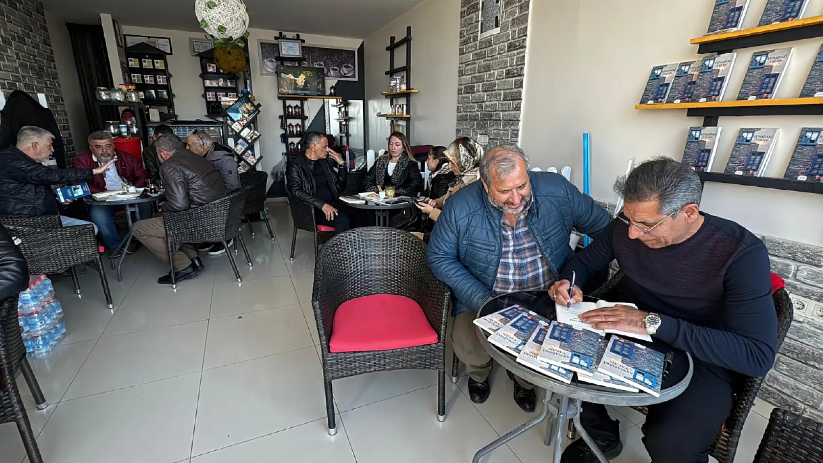 Bodrum'da emekli polis memurundan şiir kitabı imza gününe yoğun ilgi