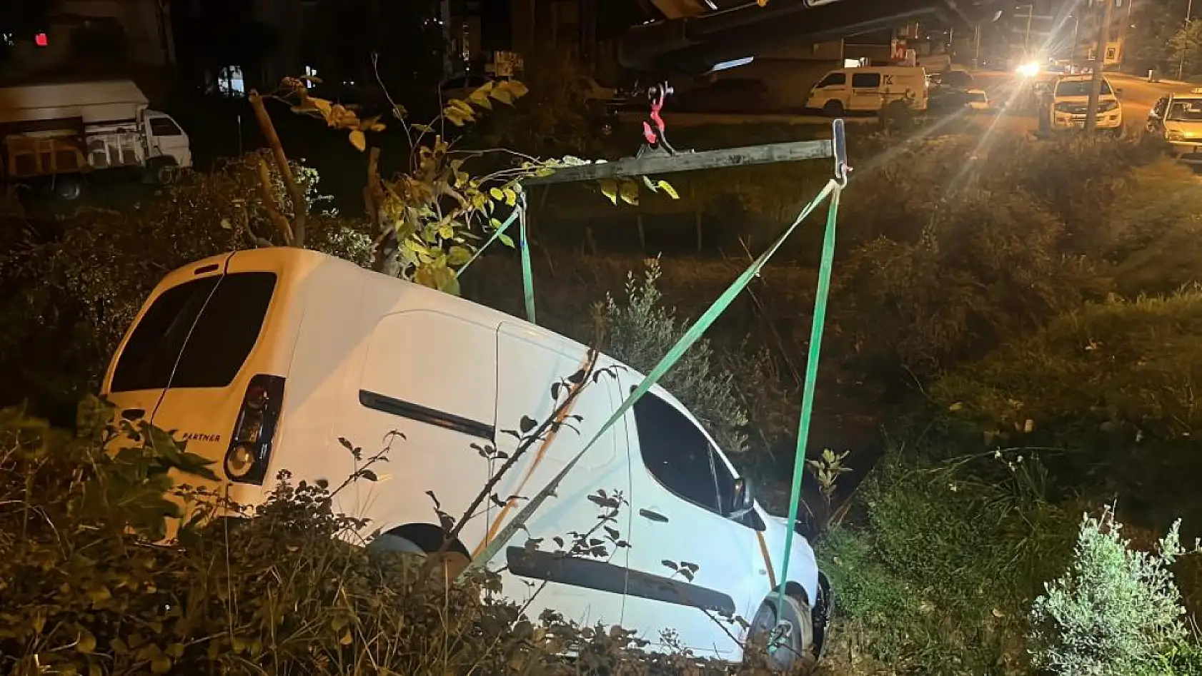 Kamyonet şarampole yuvarlandı: 1 yaralı