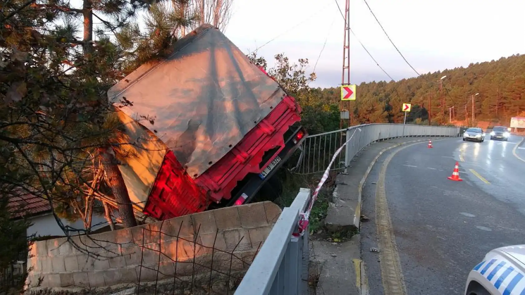 Kamyonet kontrolden çıktı: Faciayı ağaçlar önledi