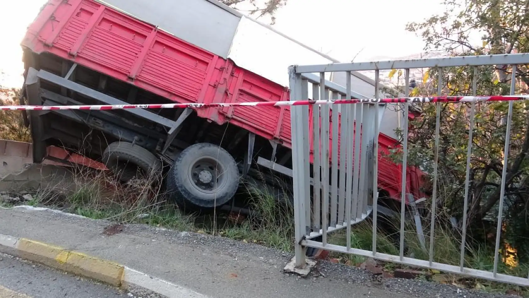 Kamyonet kontrolden çıktı: Faciayı ağaçlar önledi