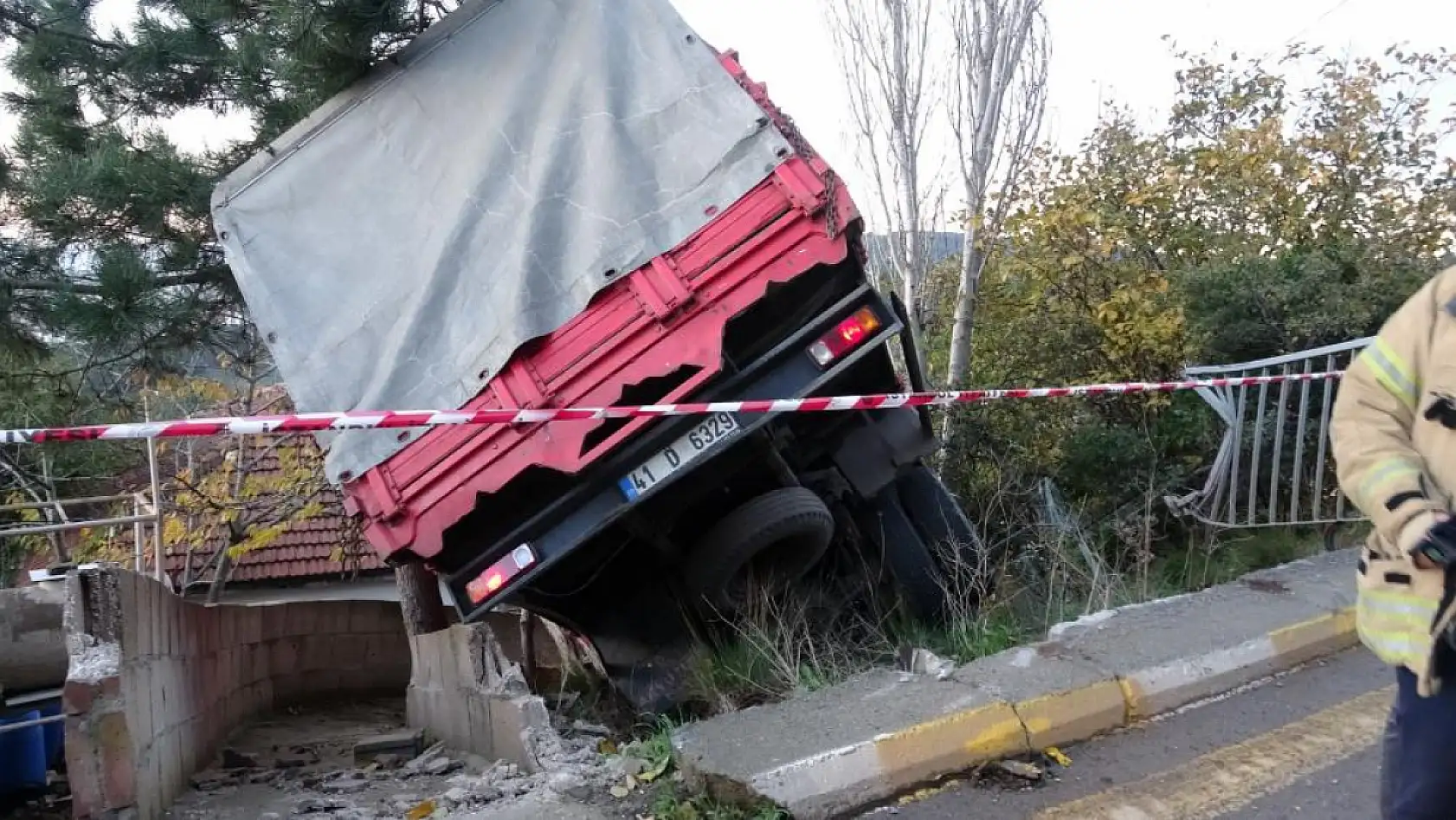 Kamyonet kontrolden çıktı: Faciayı ağaçlar önledi