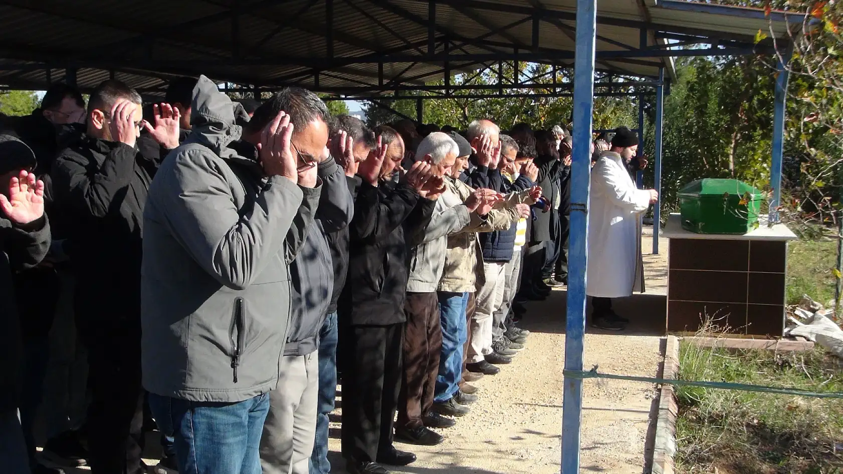 Yangında ölen 2 kardeşe acı veda: Aynı tabutla getirilip aynı kabre defnedildiler