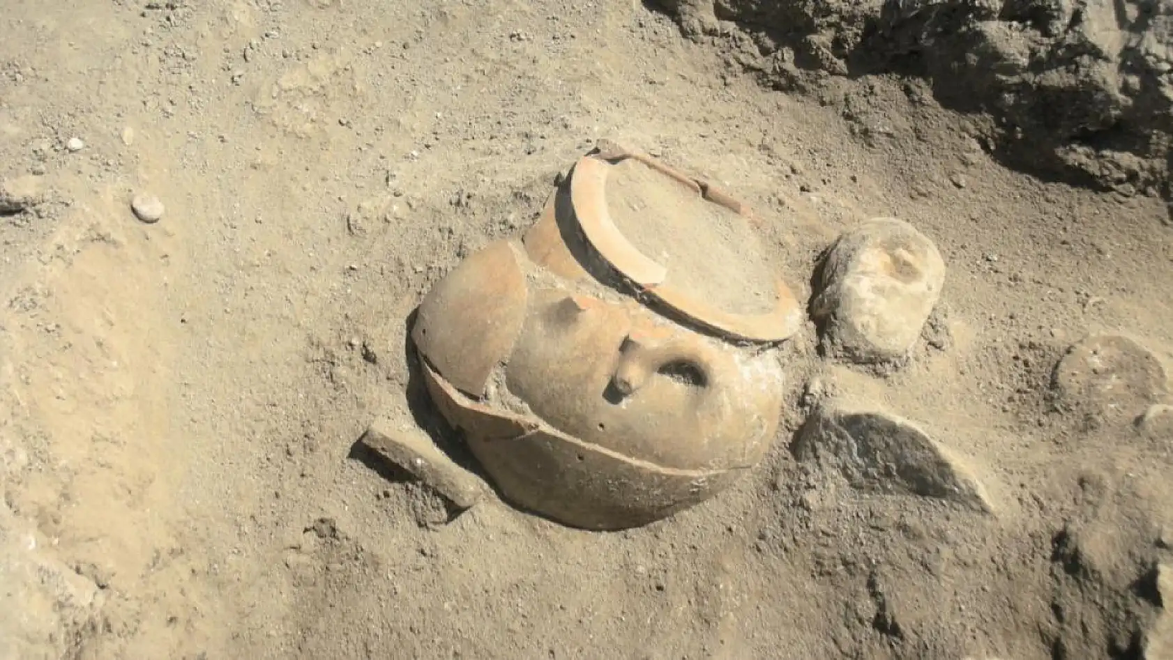 Anadolu'da Bir İlk! Fenikelilere Ait Bebek Mezarları Bulundu