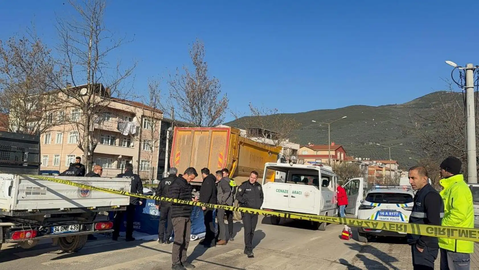 Bisiklet sürücüsü kamyonun altında kalarak hayatını kaybetti