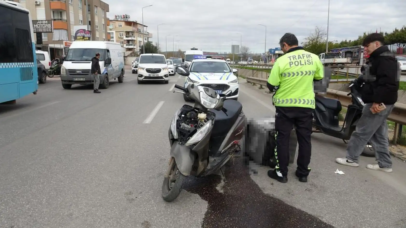 Yayaya yol veren motosikletli arkasından gelen otomobilin çarpmasıyla kanala uçtu