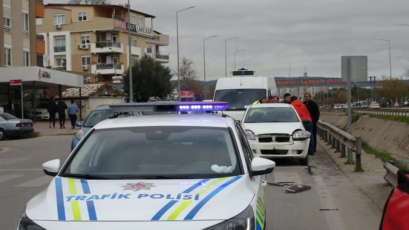 Yayaya yol veren motosikletli arkasından gelen otomobilin çarpmasıyla kanala uçtu