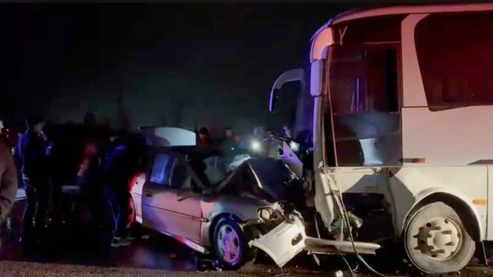 İşçi servisi ile otomobil çarpıştı: 1 ölü, 13 yaralı