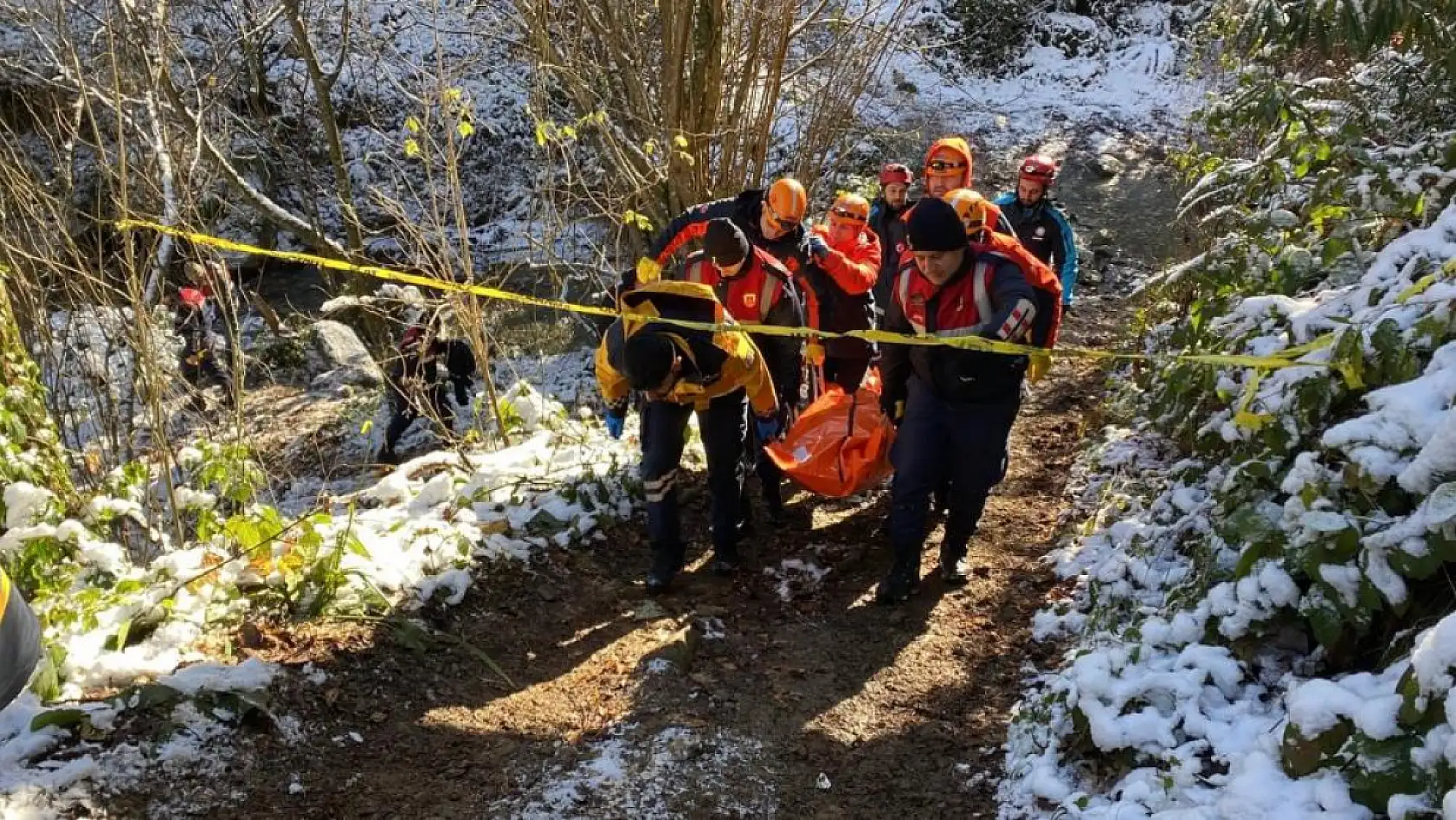 Karlı havada atletli bir adam, dere yatağında otomobilden 10 metre uzaklıkta ölü bulundu