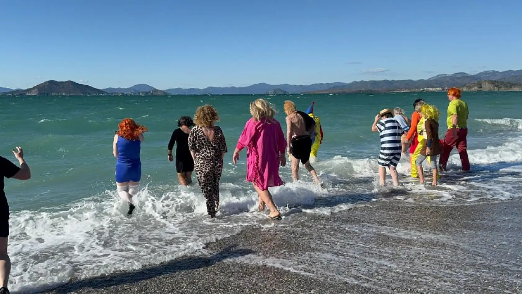 Fethiye'de soğuk havaya aldırmadılar, çocuklar ve hayvanlar için denize girdiler