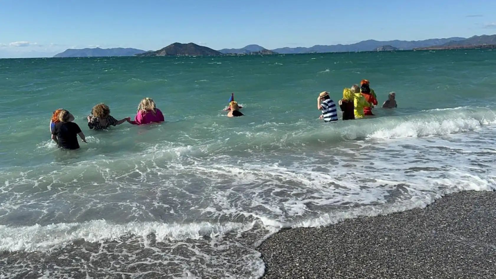 Fethiye'de soğuk havaya aldırmadılar, çocuklar ve hayvanlar için denize girdiler