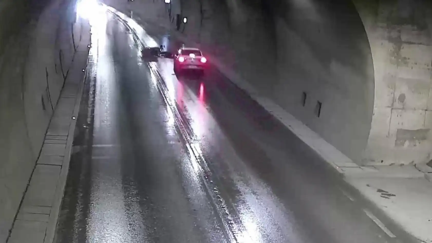 Sollamaya çalıştığı otomobilin önüne düştü, ezilmekten son anda kurtuldu