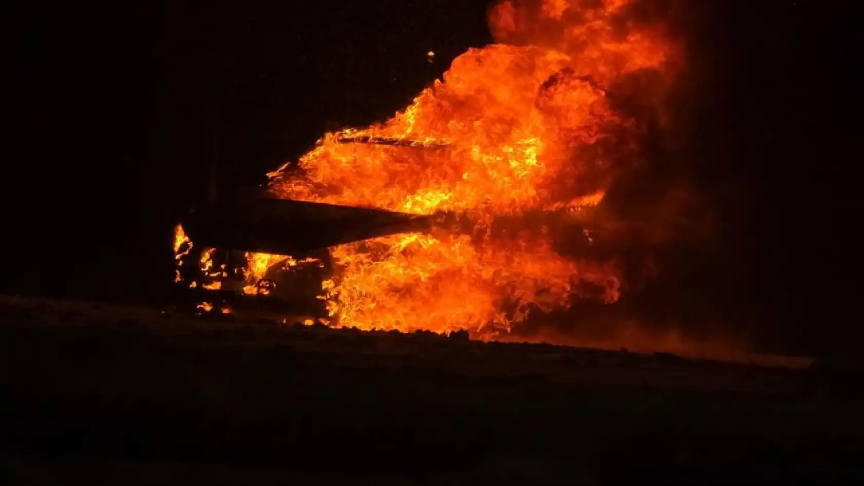 Karlı rampayı çıkarken zorlanan araç alev alev yandı