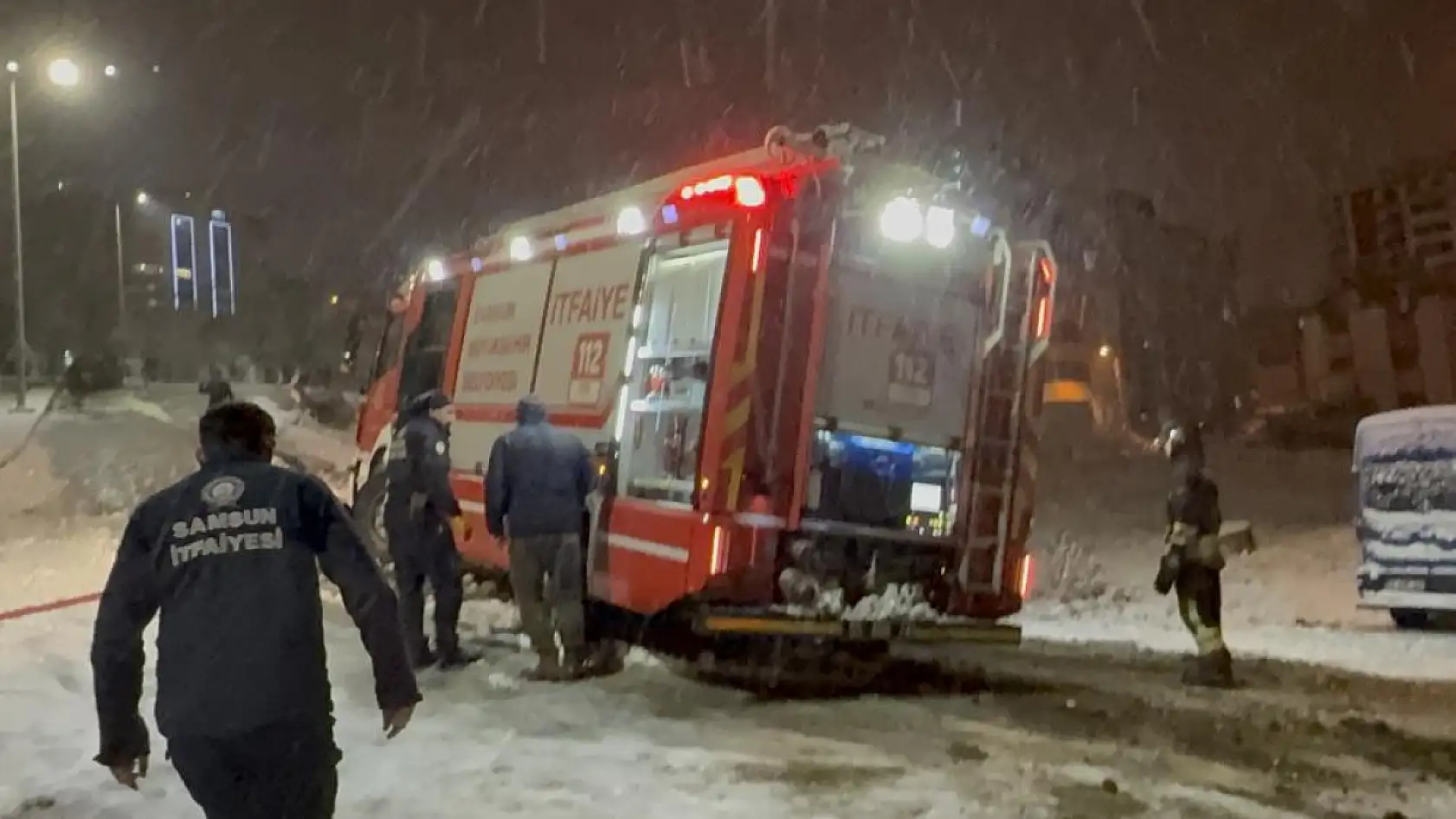 Karlı rampayı çıkarken zorlanan araç alev alev yandı