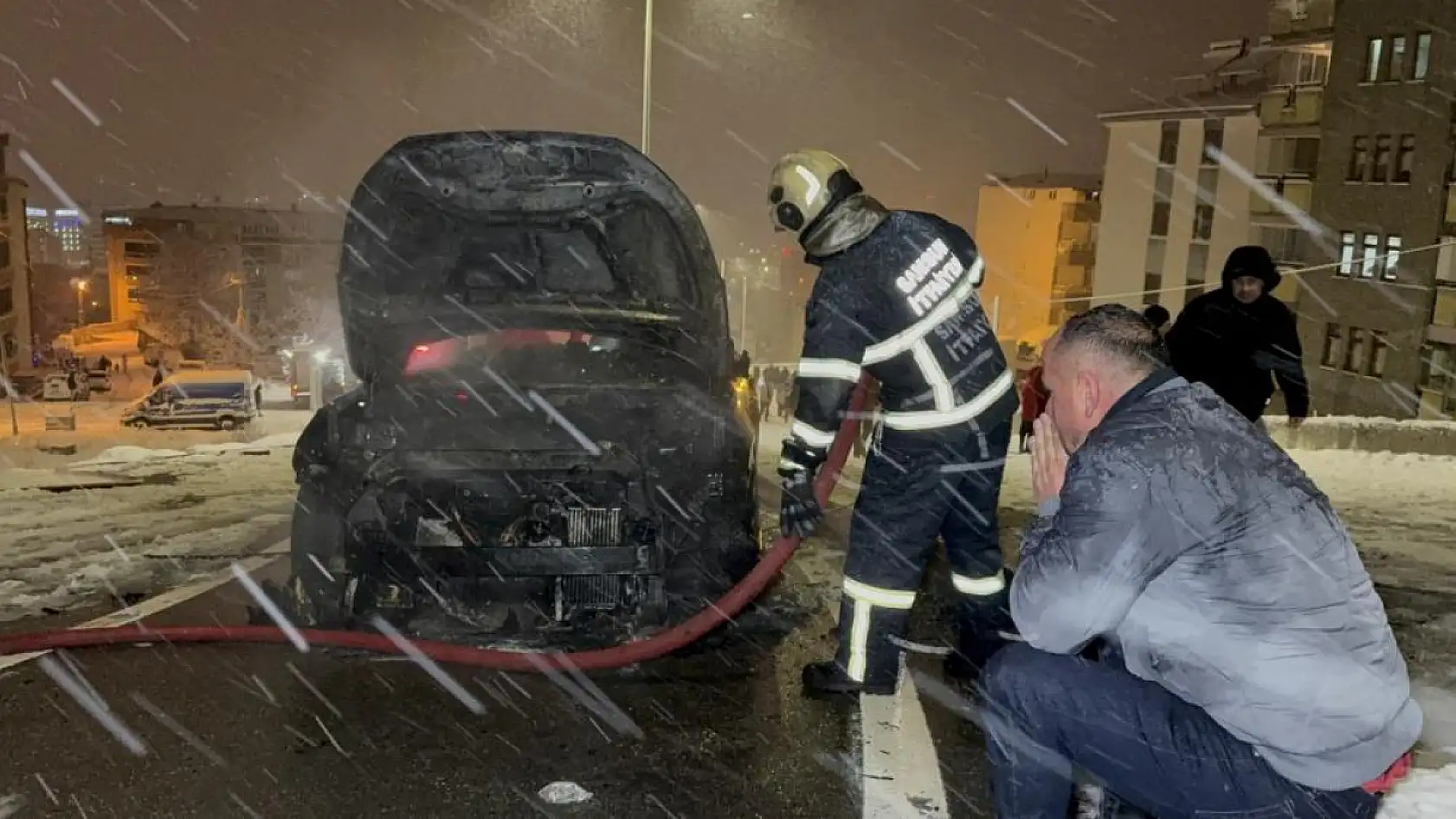 Karlı rampayı çıkarken zorlanan araç alev alev yandı