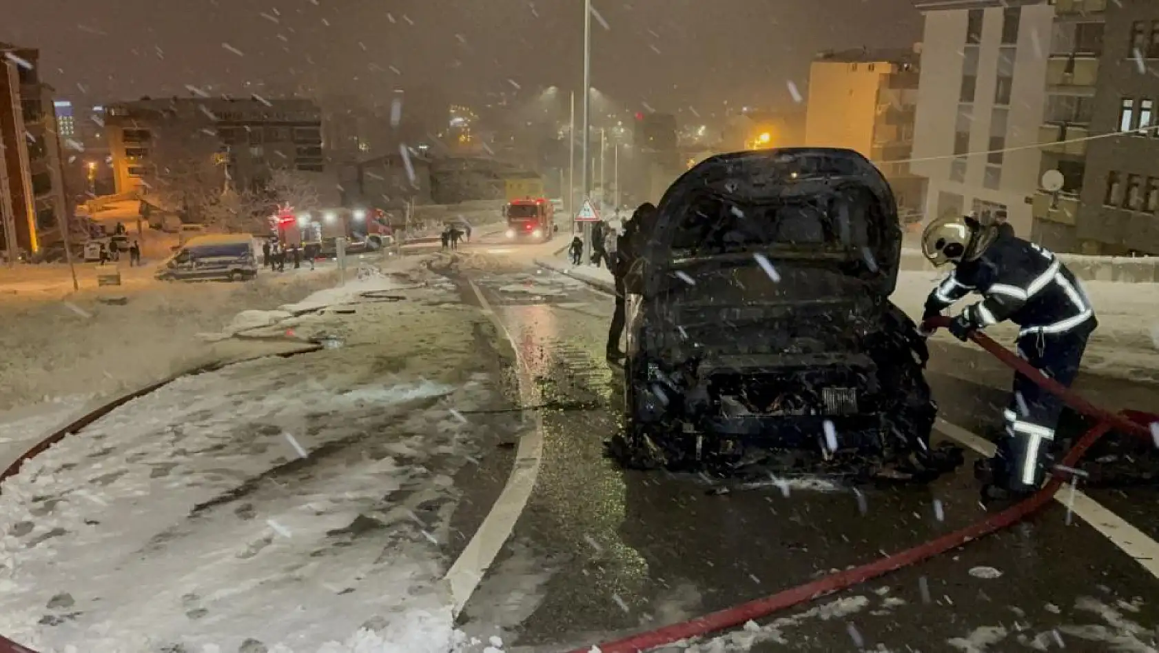 Karlı rampayı çıkarken zorlanan araç alev alev yandı