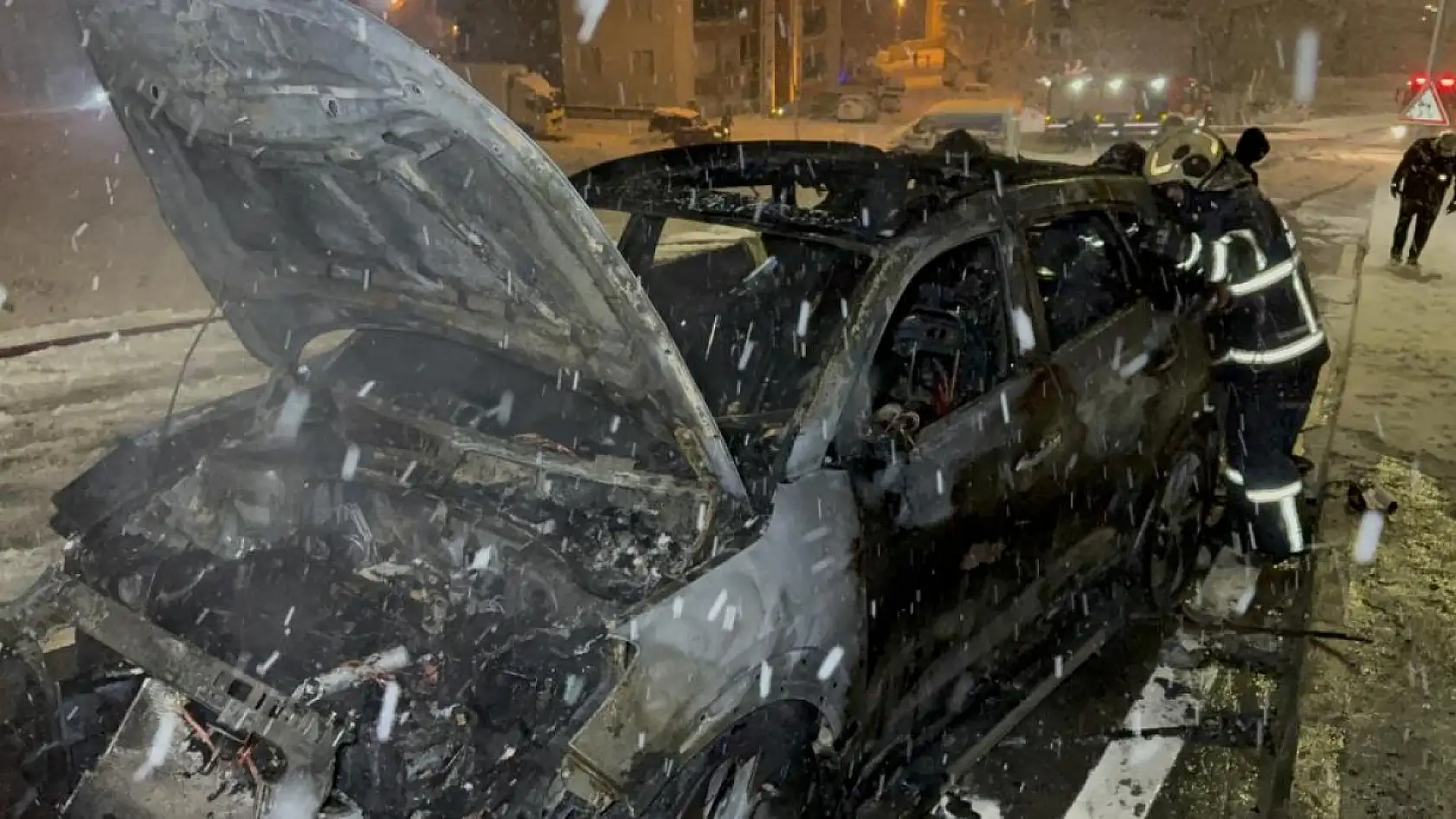 Karlı rampayı çıkarken zorlanan araç alev alev yandı