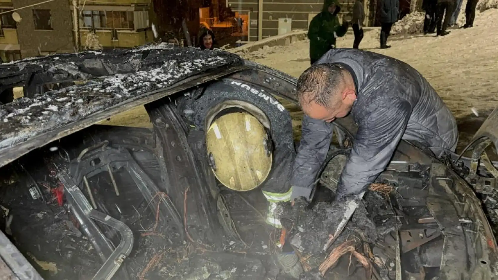 Karlı rampayı çıkarken zorlanan araç alev alev yandı