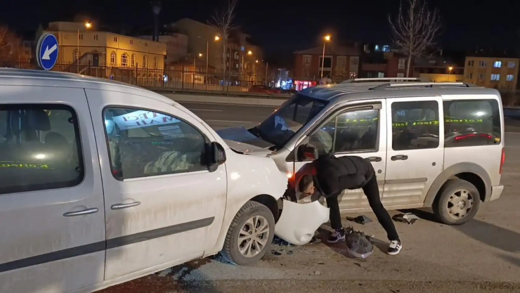 İki araç kafa kafaya çarpıştı: 3 yaralı