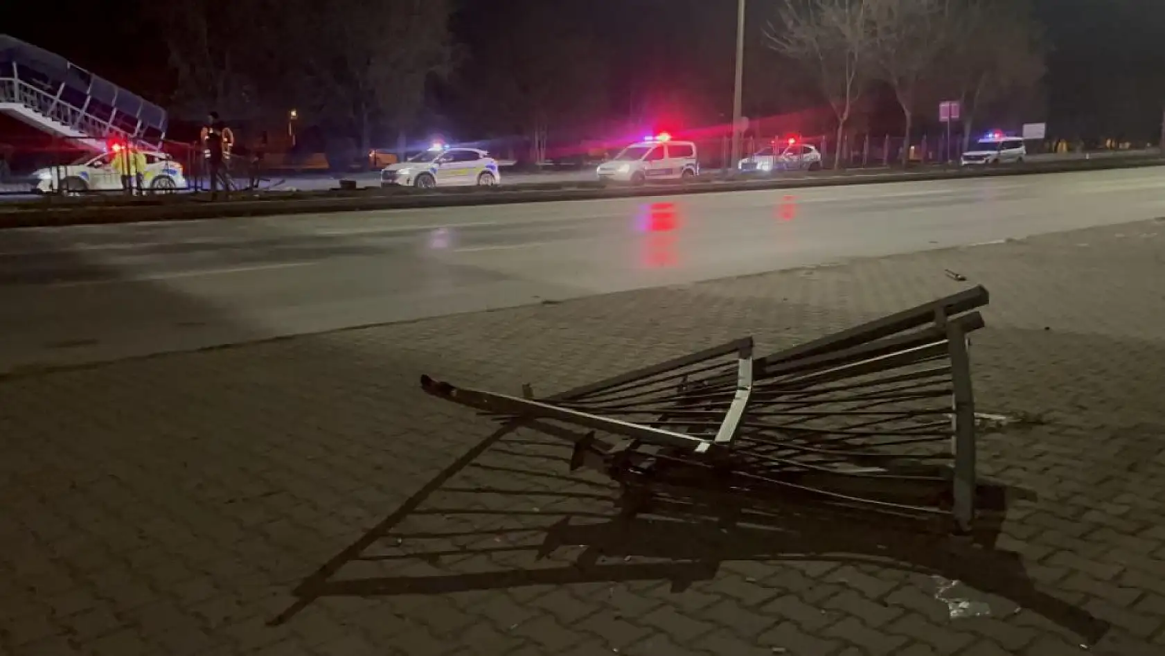 Ehliyetsiz sürücü orta refüje çarptıktan sonra takla attı: 1'i ağır 2 yaralı