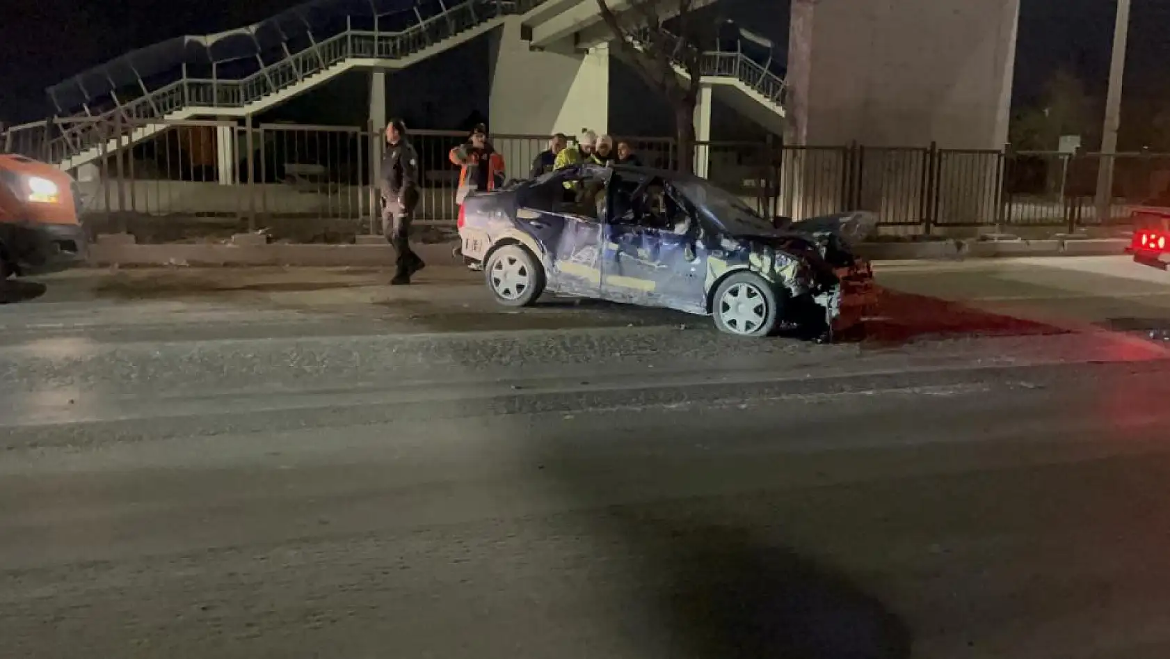 Ehliyetsiz sürücü orta refüje çarptıktan sonra takla attı: 1'i ağır 2 yaralı