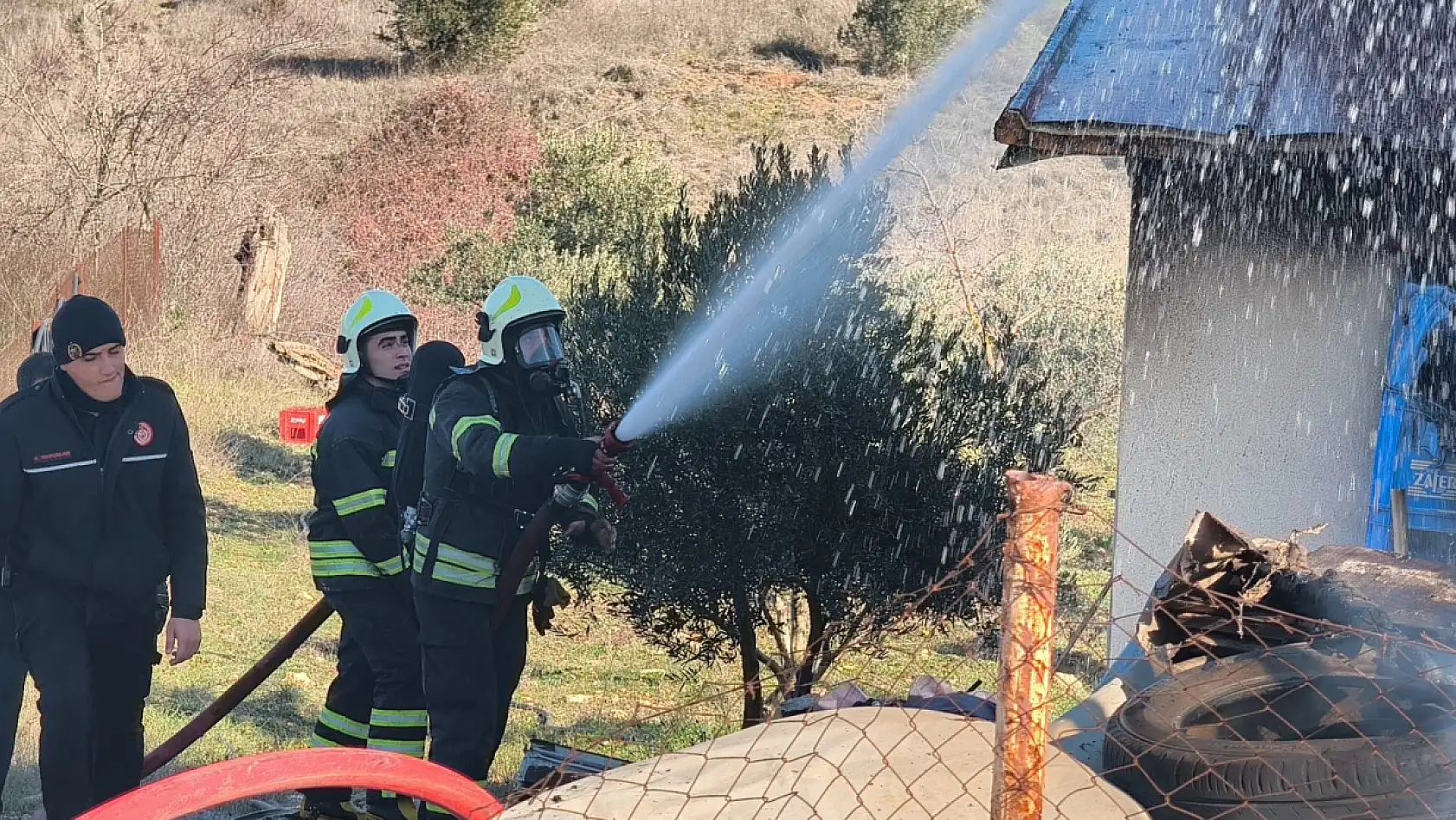 Menteşe'de ev ve otomobil küle döndü