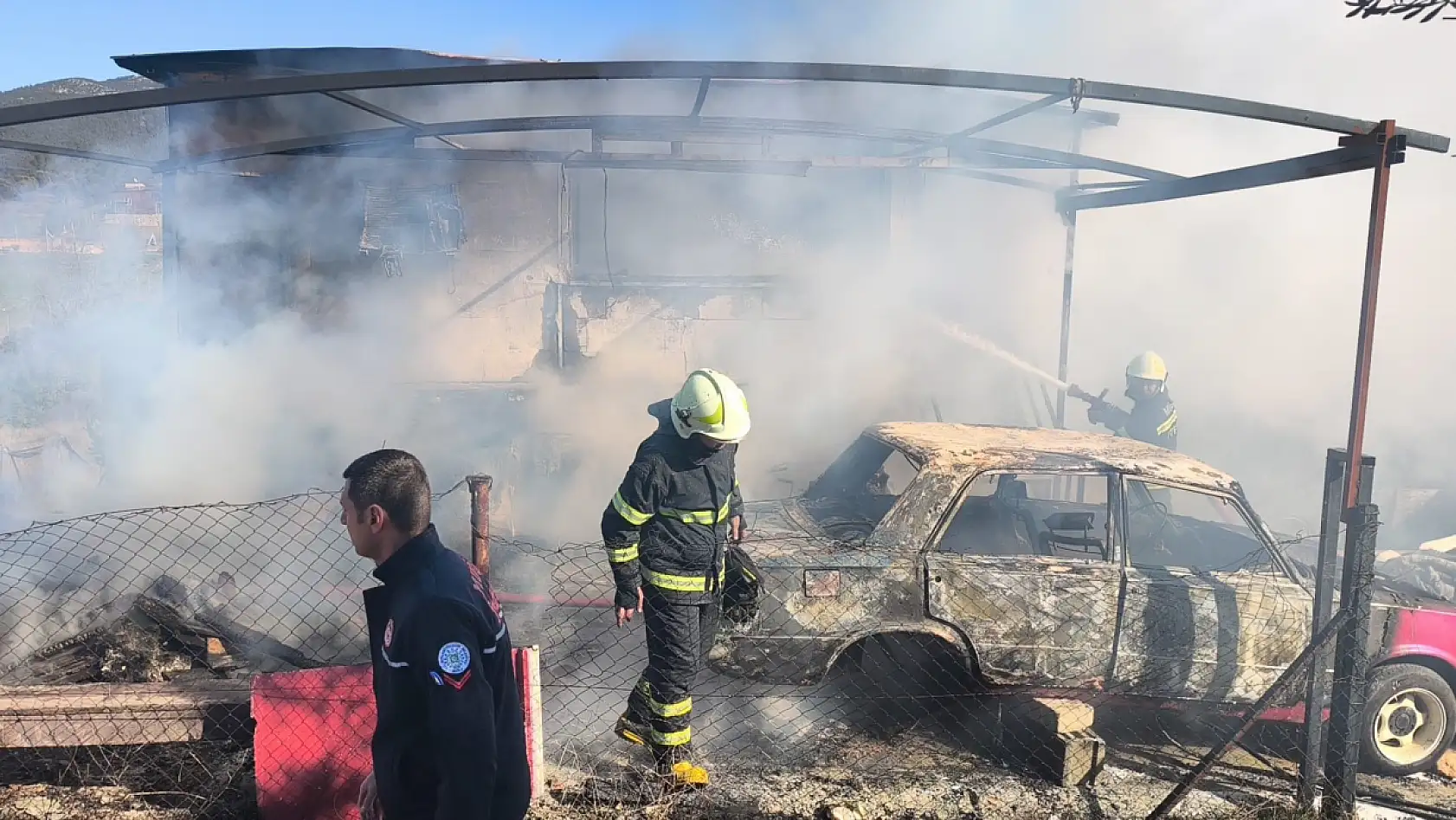 Menteşe'de ev ve otomobil küle döndü