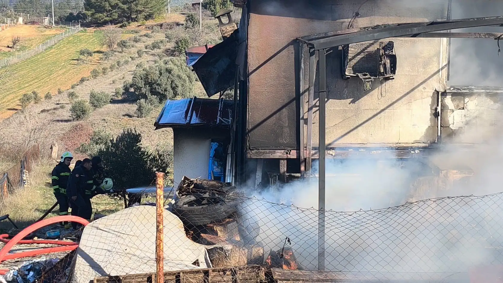 Menteşe'de ev ve otomobil küle döndü