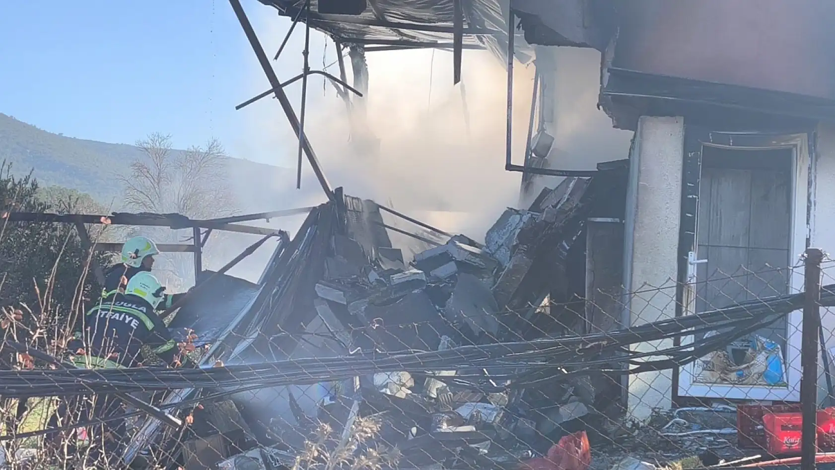 Menteşe'de ev ve otomobil küle döndü