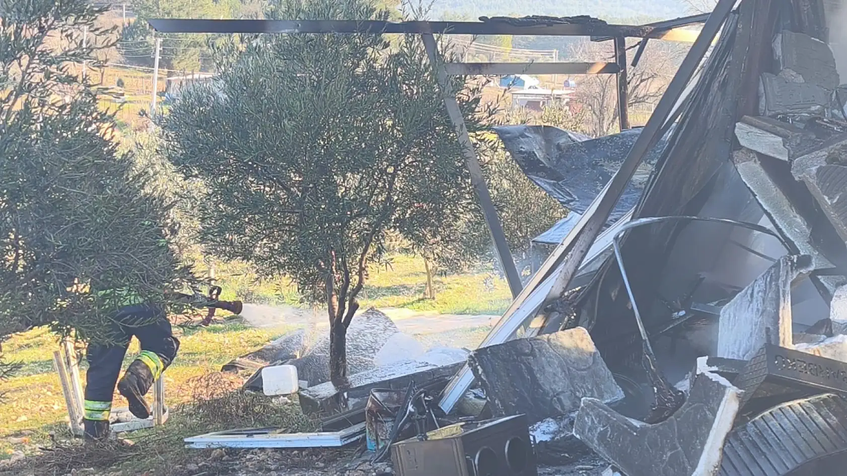 Menteşe'de ev ve otomobil küle döndü