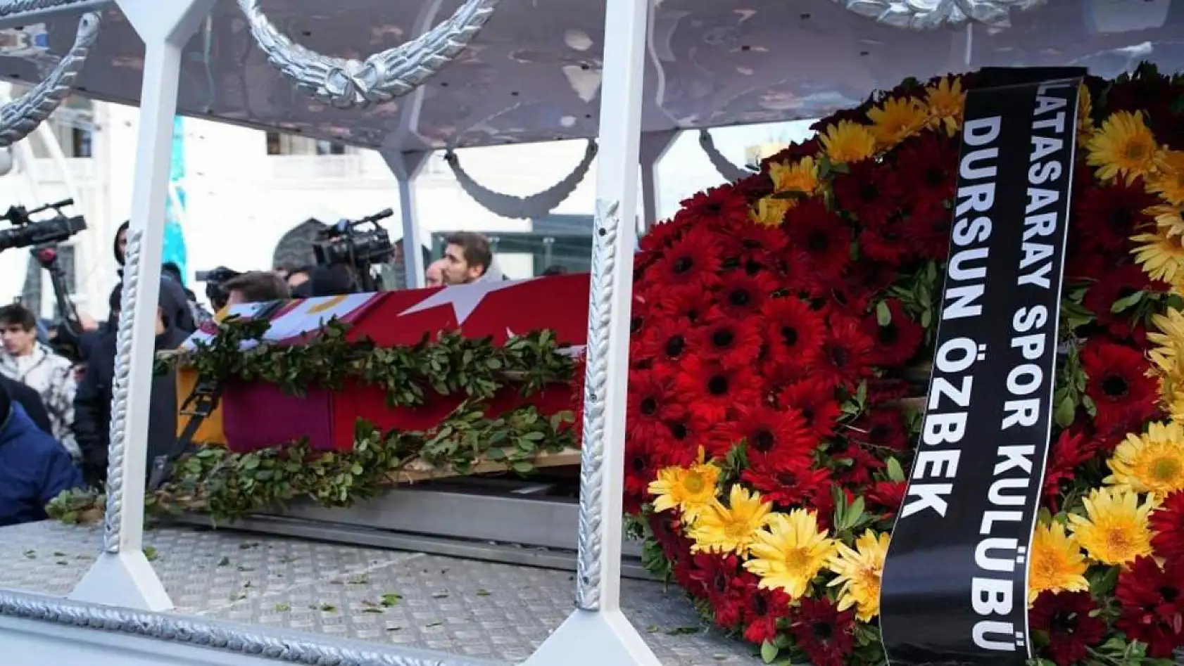 Galatasaray'ın unutulmaz futbolcusu Gökmen Özdenak'a veda