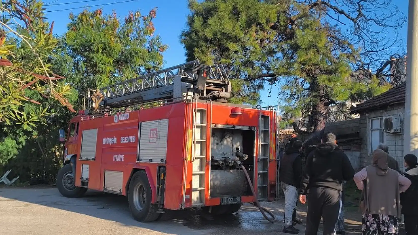 Yangının eve sıçramaması için alevlere hortumlarla müdahale ettiler