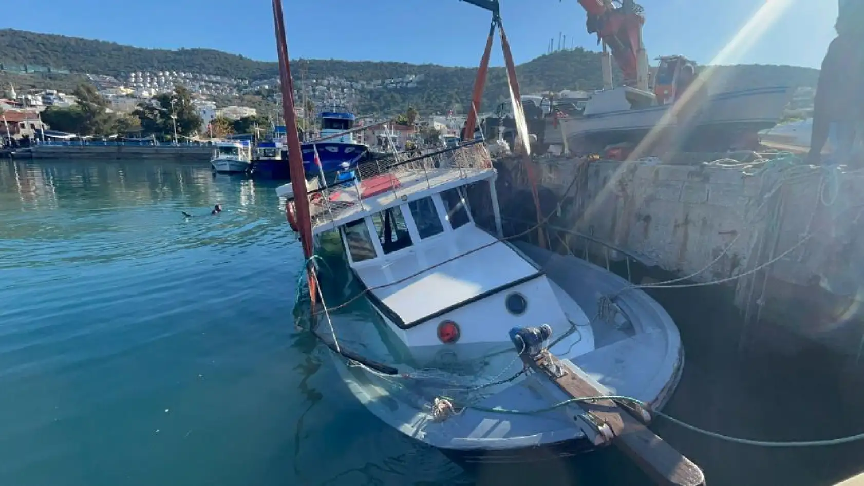 Milas Güllük'te Kuvvetli Rüzgâr Balıkçı Teknesini Batırdı