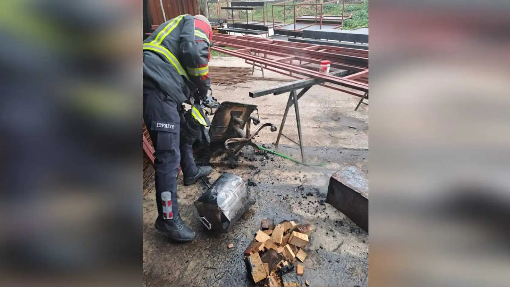 Isınmak için kovaya atılan tiner patladı, itfaiyenin hızlı müdahalesi faciayı önledi